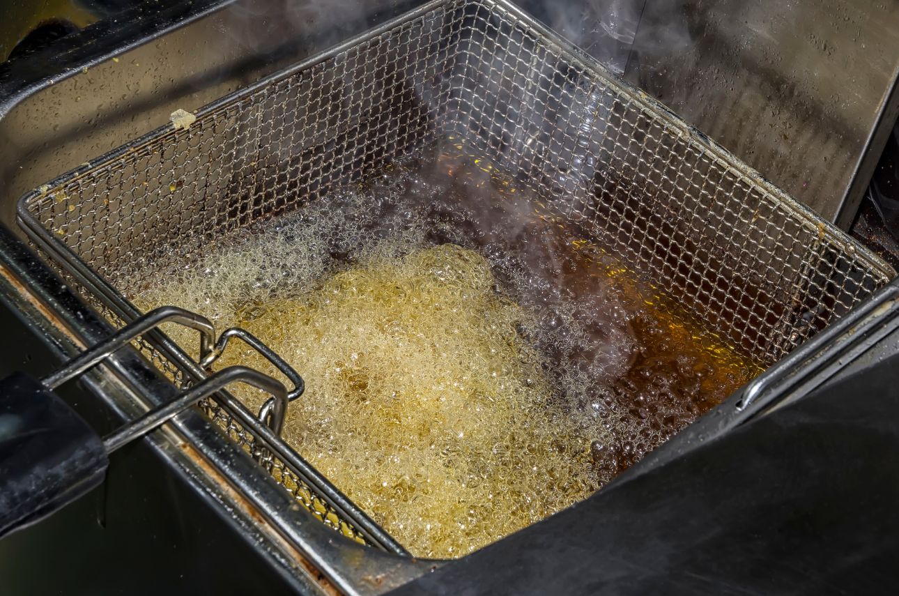 Oil Filtration 101: Keeping Your Cooking Oil Fresh and Your Kitchen Running Smoothly